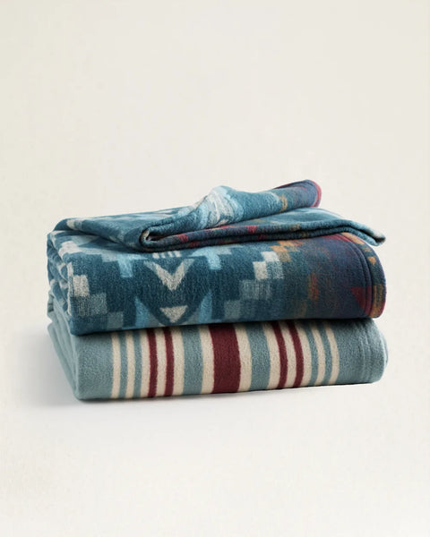 PENDLETON CARICO LAKE/STRIPE SANDSHELL THROW GIFT PACK